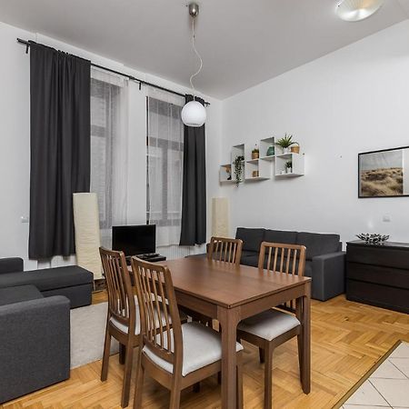 Cosy 1 Bedroom Apartment in Gozsdu Court Boedapest Buitenkant foto