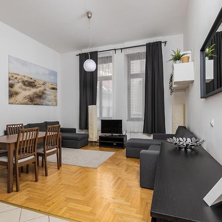 Cosy 1 Bedroom Apartment in Gozsdu Court Boedapest Buitenkant foto