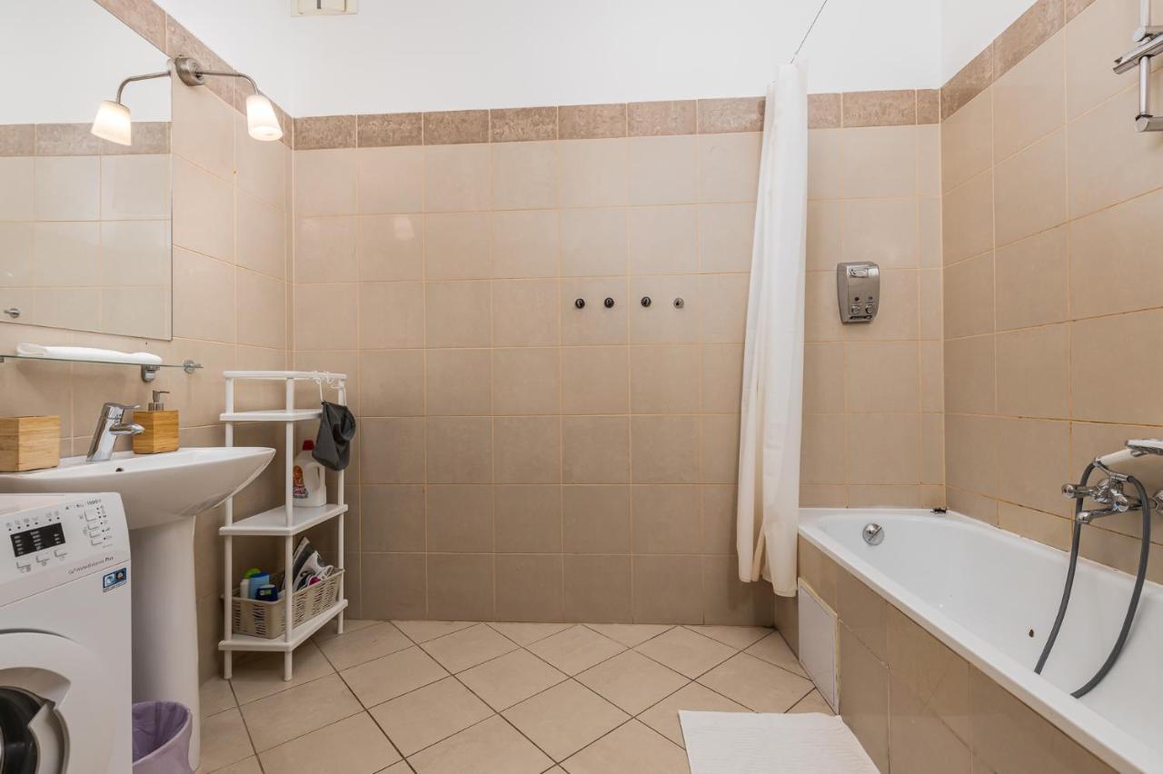 Cosy 1 Bedroom Apartment in Gozsdu Court Boedapest Buitenkant foto